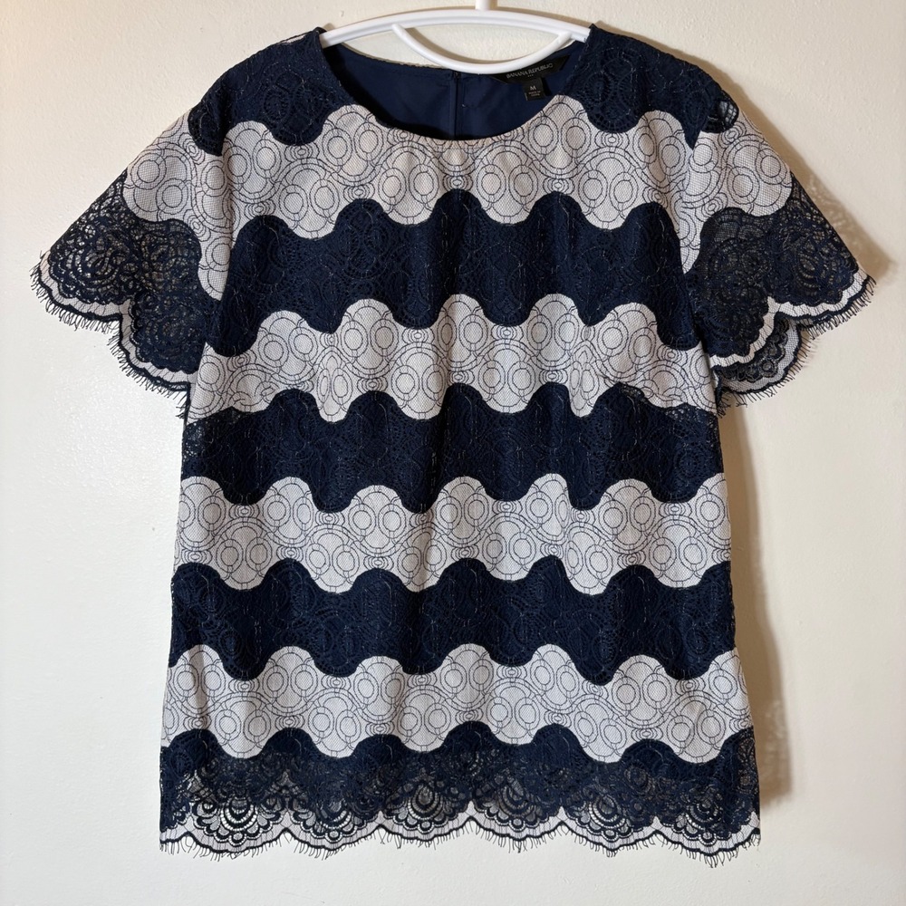 Banana Republic Navy White Scalloped Lace Overlay Blouse Size Medium